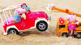 Peppa Pig et George vont faire un tour en voiture sans permission! Jouets en peluche pour enfants