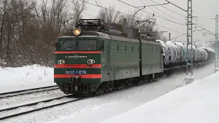 Trains on the railway Moscow - Ryazan. Shifernaya - Peski stretch. Russia. December 2022.