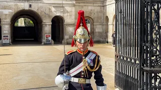 TOURISTS Nightmare - One  Lady King's Guard Tourist DONOT Mess With!