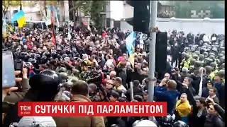 На площі Конституції мітингувальники встановлюють намети та чекають засідання ВРУ