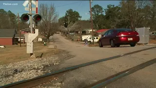 Abandoned train blocks city's intersection for days