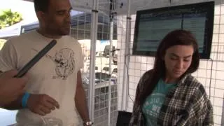 Renato Laranja hits on hot açaí girl!