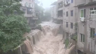 Torrential Rain Triggers Flood, Disrupts Traffic in Chongqing