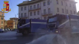 Roma,la Polizia di Stato schiera gli idranti per sanificare la città