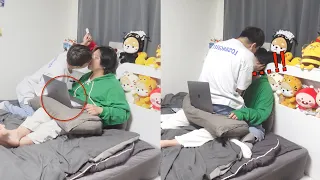 Bothering my boyfriend with kisses while watching a movie! ❤️⎥gay couple