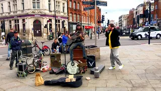 Cam cole basking in Camden, August 2021/Уличный концерт в районе Камден таун, Лондон