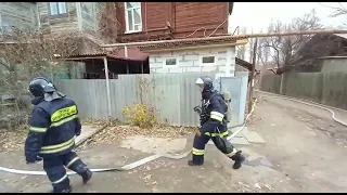 В Волгограде горит деревянный дом-памятник