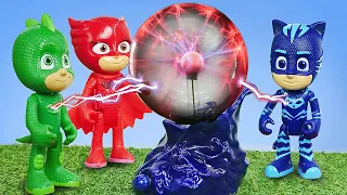 Los héroes en pijama devuelven la electricidad en la ciudad. Juguetes PJ Masks. Vídeos para niños