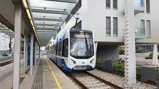 Abfahrt einer neuen TW500 der Badner Bahn.