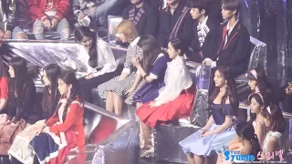 171202 아이유에게 인사하고 신난 트와이스 정연 나연 직캠 IU TWICE jeongyeon Nayeon fancam by Spinel