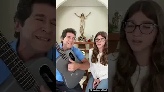 O cantor Daniel e sua filha cantando