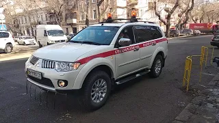 Gas laboratory car with new orange rotators lights on scene