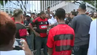 Torcedores brigam durante compra de ingressos no Maracanã