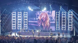Kelly Clarkson performing "Since You've been gone" in Las Vegas on Dec. 30th 2023