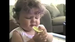 Дети едят лимон 0008
