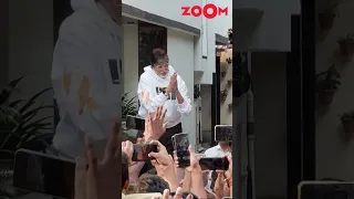 Amitabh Bachchan greets his fans with folded hands outside his house 🤩 #shorts #amitabhbachchan