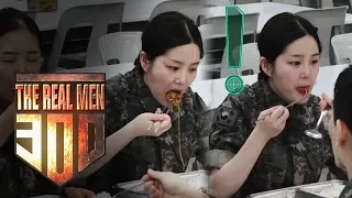 Lee Yu Bi Moves Her Tongue in an Amazing Way [The Real Men 300 Ep 2]