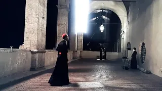 Bolle il cardinale che balla