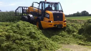 JCB 310S putting up wagon silage in Co. Wexford, Ireland