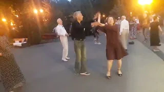 Заблудилась осень средь берез да сосен  💃🌹Танцы в парке Горького   💃🌹Харьков 2021