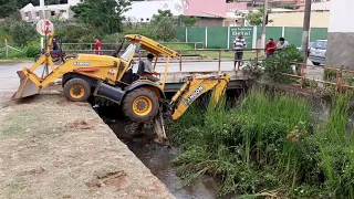 Retroescavadeira descendo no córrego (Backhoe entering the stream)