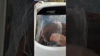 Cleaning the oil film of the car glass.