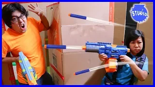 Box Fort Maze Ultimate Nerf Battle Challenge ! Boys Vs. Girls