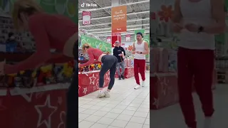 Прикол над девушкой в магазине 💃 Пукнула нечаянно 👍 Неловкий момент 😁