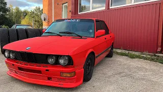 Bmw e28 5 series racing in Porsche track.