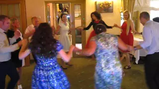 Hora rapida pe muzica romaneasca la nunta p1