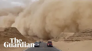 Huge sandstorm chases tourists in China