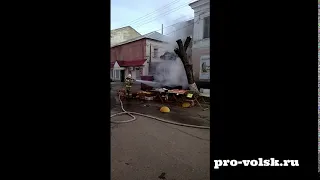В Центре Вольска горит машина 27.11.19