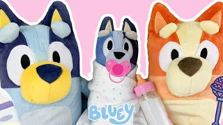 Bluey & Bingo help take care of BABY SOCKS! 🍼 🎀  Bluey and Bingo Toys from Disney 💙 Pretend Play!