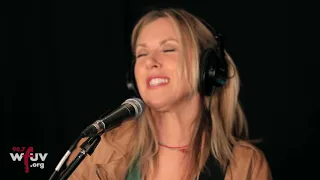 Liz Phair - "Why Can't I?" (Live at WFUV)