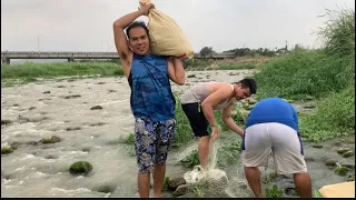 Paglalambat at pangunguha ng mga ligaw na gulay dito sa ilog ng taiwan