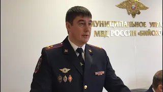 Начальник бийской полиции поздравил сотрудников органов внутренних дел с профессиональным праздником