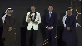 Robert Lewandowski receiving his Globe Soccer Player of the year award 🏆