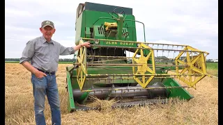 Tarweoogst 2020 bij Hendrik Begeman en kleinzoon Jorn van de Vijver  John Deere  630 en 430 combines