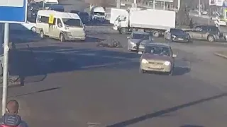 Перевернуло в воздухе. В Волгограде 73-летнего пешехода снесли на перекрестке