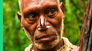 Eating with the World’s Most Isolated Tribe!!! The Tree People of Papua, Indonesia!!