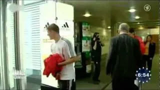 Toni Kroos läuft gegen eine Drehtür
