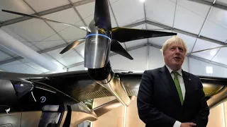 Boris Johnson schlägt Loopings in der Luft und in der Politik