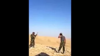 BRILLIANT shooting skills! Syrian army commander shoots rocks - Солдат армии Сирии стреляет метко