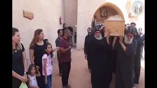 الآباء الرهبان بدير السريان يحملون جثمان أبونا المتنيح القمص باسيليوس السريانى إلى طافوس الدير