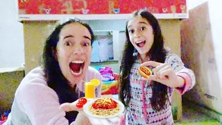 24H SÓ COMENDO COMIDA MINIATURA ★ Um Dia Inteiro Fazendo Refeições na Casinha de Papelão com a mamãe