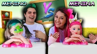 CRIANÇAS DECORANDO CABELO DE BONECA NA ESCOLA - Menino VS Menina (Historinha)