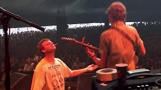 Mac DeMarco lets fan Thijs play guitar on 'Freaking Out The Neighbourhood' at Lowlands 2017