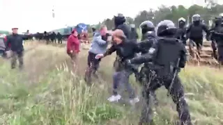 🔴 Поліція розігнала АТОвців, учасників блокади вагонів із вугіллям у Соснівці.