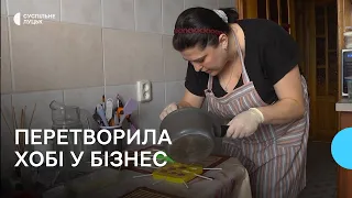 "Ходила містом у пошуках хоч якоїсь роботи": переселенка з Луганщини виготовляє у Луцьку льодяники