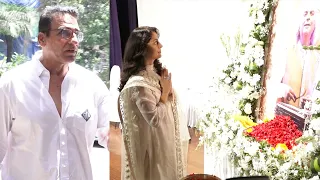 Juhi Chawla and Mukesh Rishi at Padma Vibhushan Pandit Shivkumar Sharma Prayer Meeting